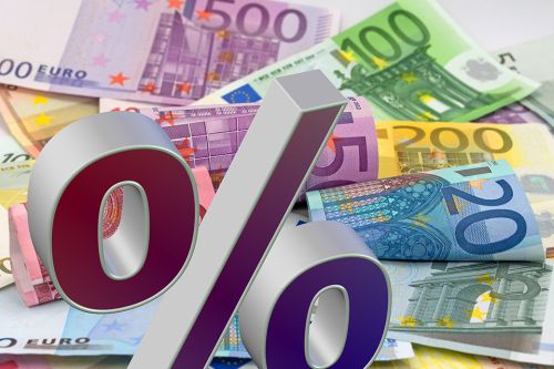 Foto: Euro-Scheine und Prozentzeichen